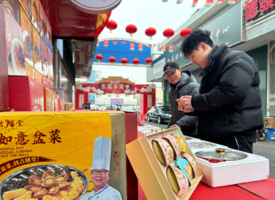 把鲜货带回家!海鲜市场里市民采买忙